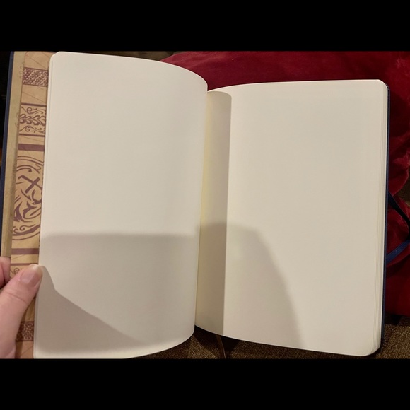 NWOT GAME OF THRONES DELUXE HARDCOVER SKETCHBOOK - Picture 3 of 7